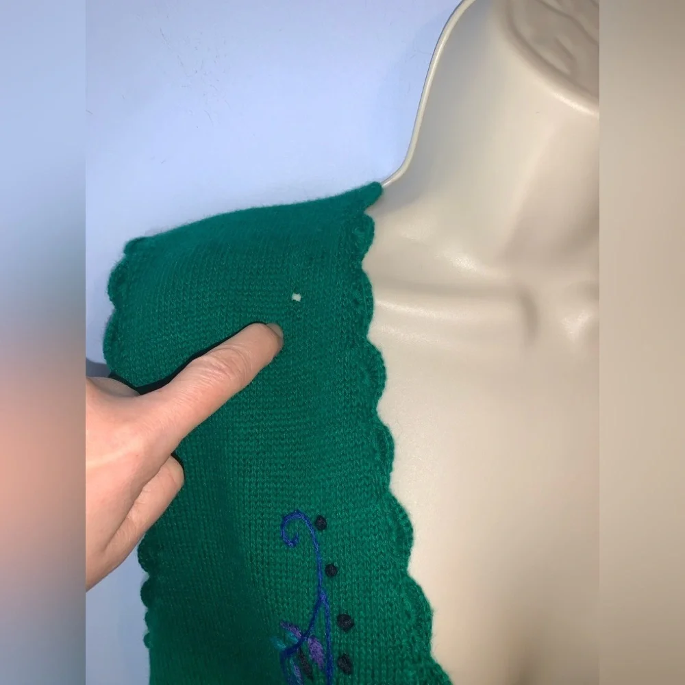 Koret vintage Green Cardigan Purple blue Floral Embroidery scalloped vneck small